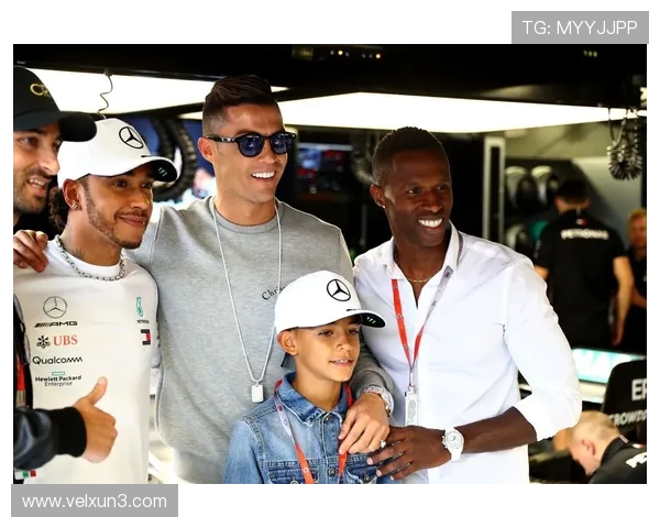 C 罗父子肌肉同框！迷你罗身高 1 米 85 逼近父亲，基因传承引发足坛热议